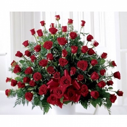 Splendid Red Rose Arrangement Send to Manila